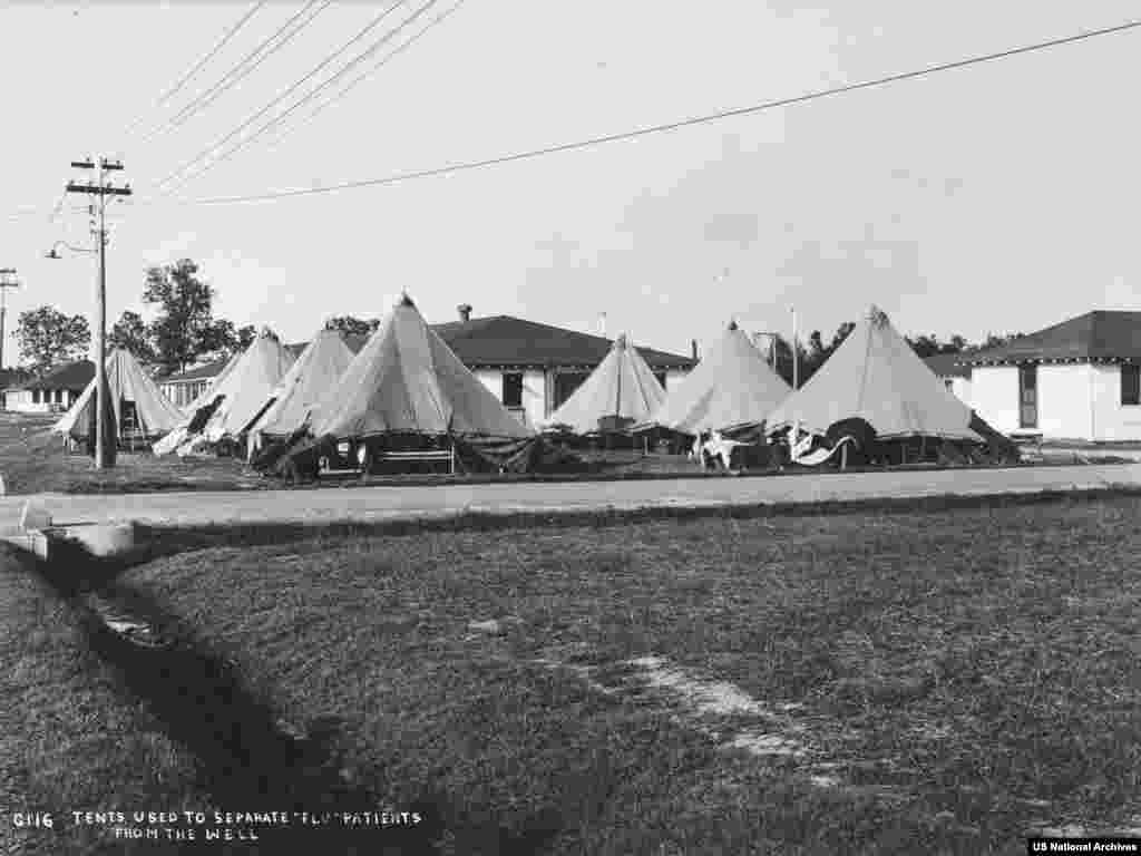 Šatori su 1918. godine bili namijenjeni za smještanje oboljelih od gripe, Arkansas. &nbsp; Budući da cjepivo protiv virusa i antibiotika još nije bilo otkriveno, samo su izolacija i osobna higijena bili učinkoviti u smanjenju širenja Španjolske gripe.