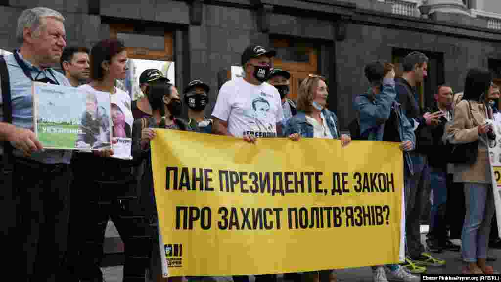 На плакате участники акции написали обращение к украинскому президенту Владимиру Зеленскому: «Господин президент, где закон о защите политузников?». Организаторы мероприятия отметили, что «бывшие политзаключенные вместе с родными и правозащитниками требуют активных действий от власти по освобождению украинских политзаключенных и заложников Кремля. Участники акции обращаются к обоим президентам с просьбой найти пути давления на Российскую Федерацию с целью освобождения лиц, незаконно задержанных и осужденных в результате российской агрессии против Украины во временно оккупированных Крыму и ОРДЛО, а также в России»