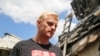 Активіст Віталій Шабунін біля свого спаленого будинку. Київська область, село Гнідин, 23 липня 2020 року