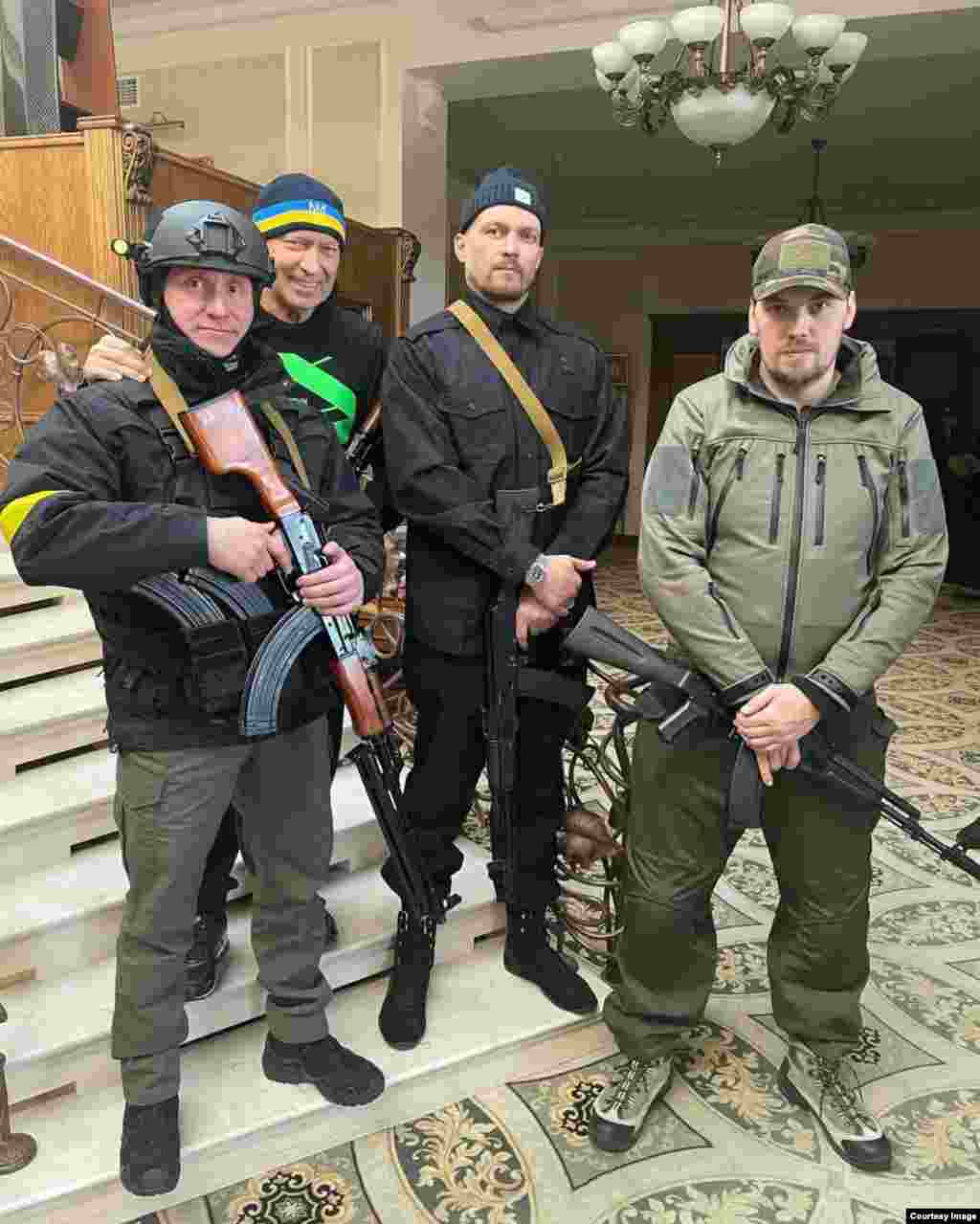 Усик (в центре справа) в первые дни российского вторжения.В феврале 2022 года, когда Россия вторглась в Украину, Усик находился в Великобритании. О вторжении он узнал от жены, отправившей ему сообщение. Боксёр немедленно вылетел в Польшу, а затем поехал в Киев, где присоединился к подразделению территориальной обороны