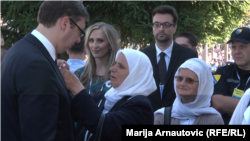 Aleksandar Vučić sa Srebreničankama u Potočarima
