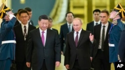 Рускиот претседател Владимир Путин го пречекува војот кинески колега, Си Џинпинг, на разговори во Кремљ во јуни.