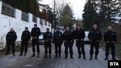 Полицаи от Столичната дирекция на вътрешните работи блокират пътя към т.нар. "сараи" на ул. "Беловодски път" в Бояна, 12 април 2025 г.