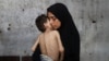 Samah Matar, o mamă palestiniană strămutată, își ține în brațe fiul subnutrit, Youssef, care suferă de paralizie cerebrală, într-o școală unde se adăpostesc în timpul crizei alimentare, în orașul Gaza, 24 iulie 2025.