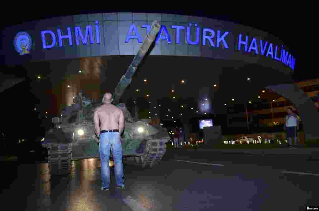 Ubrzo je vojska blokirala i ulaz u međunarodni aerodrom "Ataturk".
