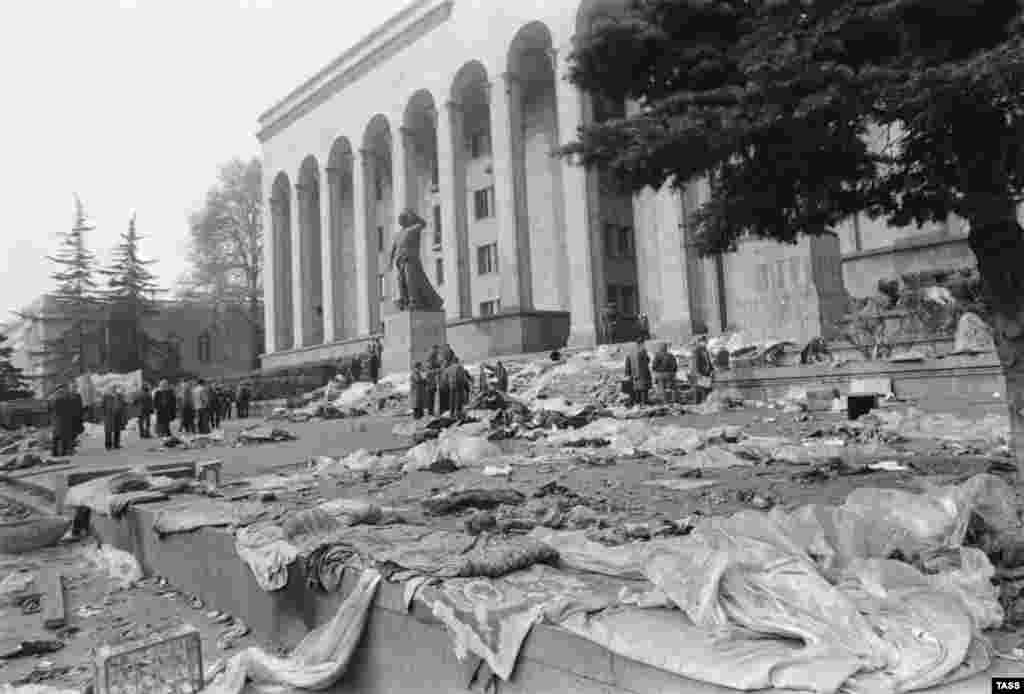 У Дома правительства Грузии после разгона митинга за независимость. 12 апреля 1989.