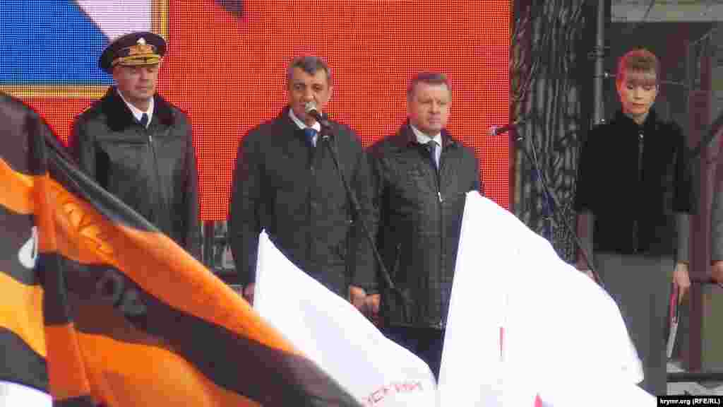Голова російського уряду Севастополя Сергій Меняйло (другий зліва)