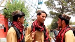 د اختر رنګونه: خوست کې همخیاله ملګري یو ډول جامې جوړوي