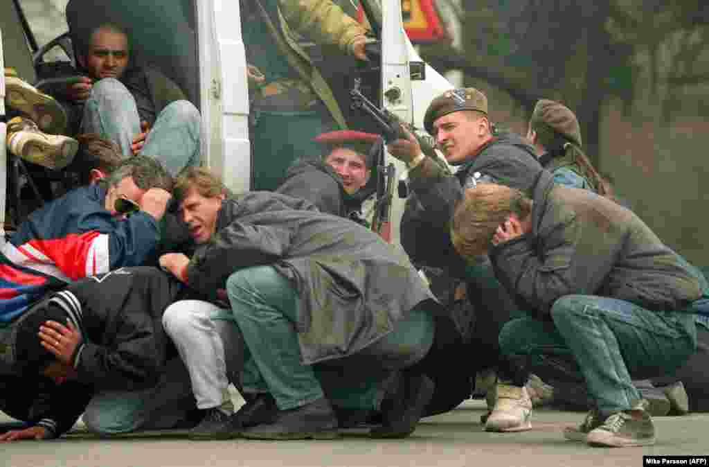 Na fotografiji s početka opsade civili i pripadnici prvih jedinica odbrane Sarajeva pod vatrom snajpera sa srpskih položaja, 6. april. 1992.