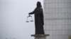 Türkmenistanyň Adalat ministrliginiň öňündäki "Adalat" heýkeli.