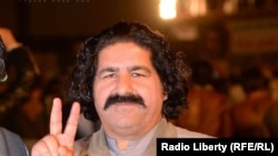 د علي وزیر وکيل قادر خان وايي چې د موکل يې په څلورو واړو مقدمو کې ضمانت شوی دی. پخوانی انځور