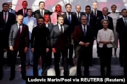 У першому ряду: прем'єр-міністр Польщі, президент України, президент Франції, прем'єр-міністр Великої Британії і президентка Європейської комісії позують для фото під час зустрічі в рамках саміту «Коаліції охочих» в Парижі, 27 березня 2025 року
