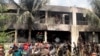 Pompierii și personalul de securitate din Bangladesh verifică o clădire după ce un avion de antrenament al Forțelor Aeriene s-a prăbușit într-o școală din Dhaka, pe 21 iulie 2025.