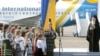 Вселенський патріарх Варфоломій I слухає виступ українського дитячого хору під час зустрічі його в аеропорту «Бориспіль», 25 липня 2008 року. Він тоді прибув на українську землю для участі в заходах з нагоди 1020-річчя Хрещення України-Руси