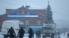 Автомобілі гірничо-рятувальної служби поблизу шахти «Ліствяжна» у Кемеровській області Росії, 25 листопада 2021 року