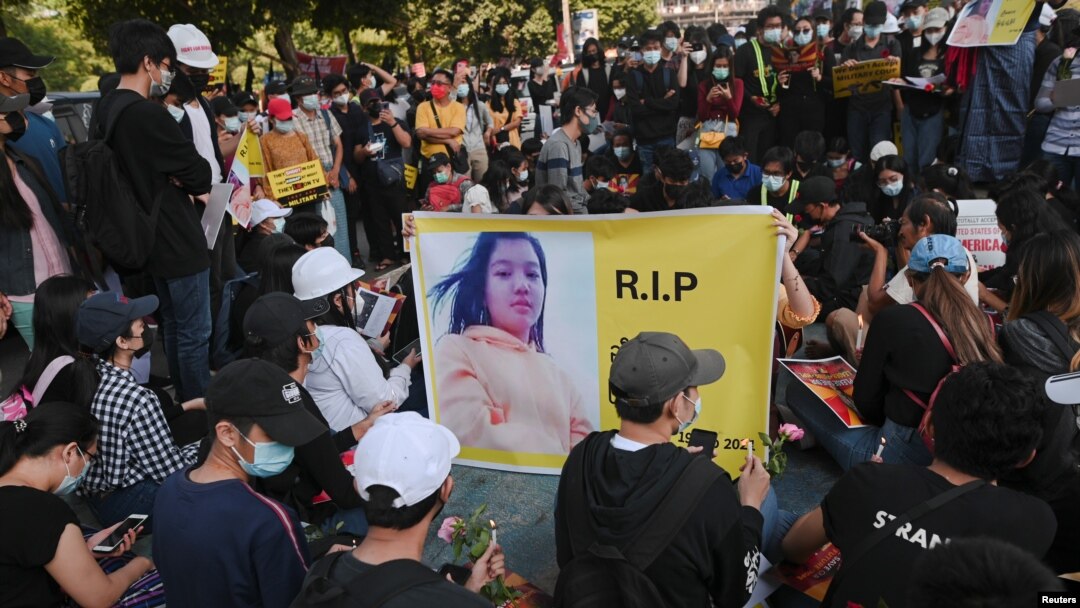 Demonstranti odaju počast Mya Thwate Thwate Khaing, koja je u petak preminula u bolnici u Yangonu, Mjanmar, 20. februara 2021.