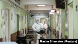 Транспортування пацієнта в ковідній лікарні у Росії