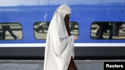 Fransada burqalı qadın