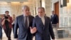 Iranski ministar vanjskih poslova Abbas Araqchi (desno) razgovara sa svojim italijanskim kolegom Antoniom Tajanijem uoči američko-iranskih nuklearnih pregovora u Rimu 19. aprila.