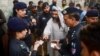 Pakistanski policajci proveravaju dokumente avganistanskih izbeglica tokom operacije potrage za ilegalnim imigrantima na periferiji Karačija, 17. novembar 2023.