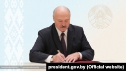 Bjeloruski predsjednik Aleksandar Lukašenko tokom potpisivanja zakona koji ograničava građanska prava i slobodan protok informacija u Minsku, 24. maja 2021.