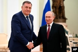Милорад Додик (вляво) се здрависва с Владимир Путин в Кремъл, Москва, 23 май 2023 г.