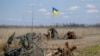 Український військовослужбовець встановлює національний прапор біля позиції поблизу села села Водяне Донецької області, 22 березня 2017 року