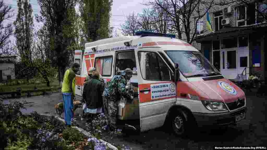 Розвантаження медичного обладнання та медикаментів від волонтерів у лікані селища Новоайдар, Луганська область, 18 жовтня 2016 року ДИВИТИСЬ ФОТОГАЛЕРЕЮ: Буденність Донбасу у фотографіях