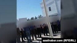 Maryda bankomatdan pul nagtlaşdyrmak üçin nobata duran adamlar.