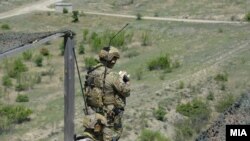Војници на воената вежба „Trojan Footprint 21“ на Криволак во Северна Македонија.