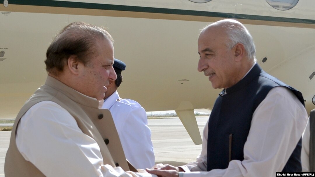 وزیر اعظم نواز شریف ته د بلوچستان وزیراعلا ډاکټر عبدالمالک بلوڅ د کوټې هوايي ډګر کې هرکلی وايي