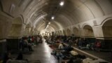 Kiýewiň ýaşaýjylary Russiýanyň zarbalaryndan metroda gizlenýär. 28-nji iýul