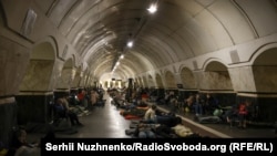 Жители Киева укрываются в метро во время воздушной тревоги, 28 июля 2025