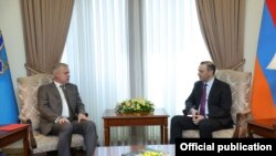Генсек ОДКБ Станислав Зась (слева) и и. о. главы МИД Армении Армен Григорня