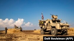 Američka borbena vozila i kurdski vojnici, Sirija