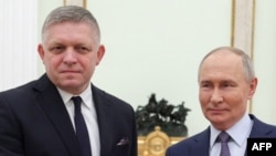 Премиерът на Словакия Роберт Фицо (вляво) изненадващо замина за Москва на 22 декември 2024 и се срещна с руския президент Владимир Путин.