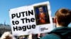 Протестиращи в Хага настояват Владимир Путин да бъде арестуван. 7 май 2024 г.