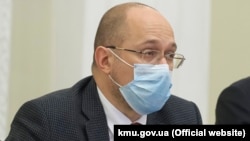 «Вчора ми розпочали перший етап, коли зняли частину обмежень. Наступний етап буде запроваджений тоді, коли кількість захворілих буде зменшуватися протягом певного періоду», – сказав Денис Шмигаль