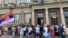 Okupljanje ispred Filološkog fakulteta u Beogradu zbog upozorenja dekanke da se zgrada isprazni zbog održavanja prijemnog ispita, 22.7.2025. 