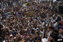 د کالعدم مذهبي ډلې تحریک لبیک پاکستان په زرګونه پلویان د مظاهرې پر مهال