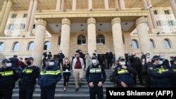 Нет такой партии. Запретит ли "Грузинская мечта" оппозицию