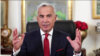 Captură de ecran dintr-un clip social media cu așa-numitul candidat indepedent, Călin Georgescu. El susține o sumă de idei controversate dpdv economic sau științific. Dar și idei politice cu verificate: idei fasciste și comuniste. Aplicarea lor a făcut milioane de victime. 
