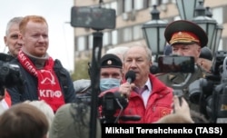 Депутат Держдуми Росії Денис Парфьонов (ліворуч) і перший секретар Московського міськкому КПРФ Валерій Рашкін (другий праворуч) на несанкціонованій акції КПРФ за підсумками виборів до Держдуми на Пушкінській площі у Москві. Росія, 25 вересня 2021 року
