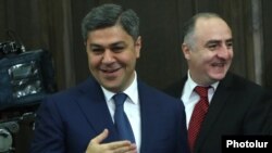 Экс-глава СНБ Артур Ванецян (слева) и глава ССС Сасун Хачатрян