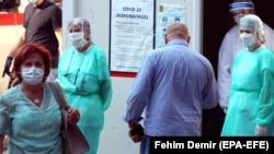 Medicinsko osoblje sa pacijentima ispred bolnice u Sarajevu, augusta 2020.