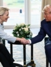 Председатель Европейской комиссии Урсула фон дер Ляйен и президент США Дональд Трамп пожимают руки после подписания торгового соглашения между ЕС и США. Шотландия, 27 июля 2025 года