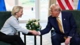 ABŞ-nyň prezidenti Donald Tramp (sagda) we Ýewropa komissiýasynyň başlygy Ursula fon der Laýen