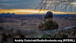 Вид на террикон, который удерживают боевики российских гибридных сил, с позиции украинских военных, Луганская область, декабрь 2017 года
