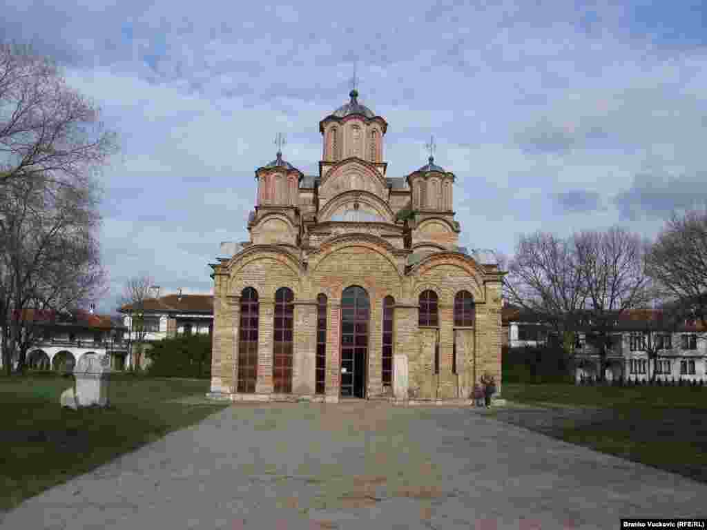 Srpski pravoslavni manastir u Gračanici, nedaleko od bazilike iz 6. veka. Manastir je dao izgraditi srpski kralj Stefan Milutin u 14. veku.