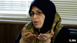اذر منصوري ويلي چې د ایران مشران باید ستونزې له مينځه یوسي او له ځانه وپوښتي چې ایا د ازادو انتخاباتو لپاره کومه لاره شتون لري. پخوانی انځور